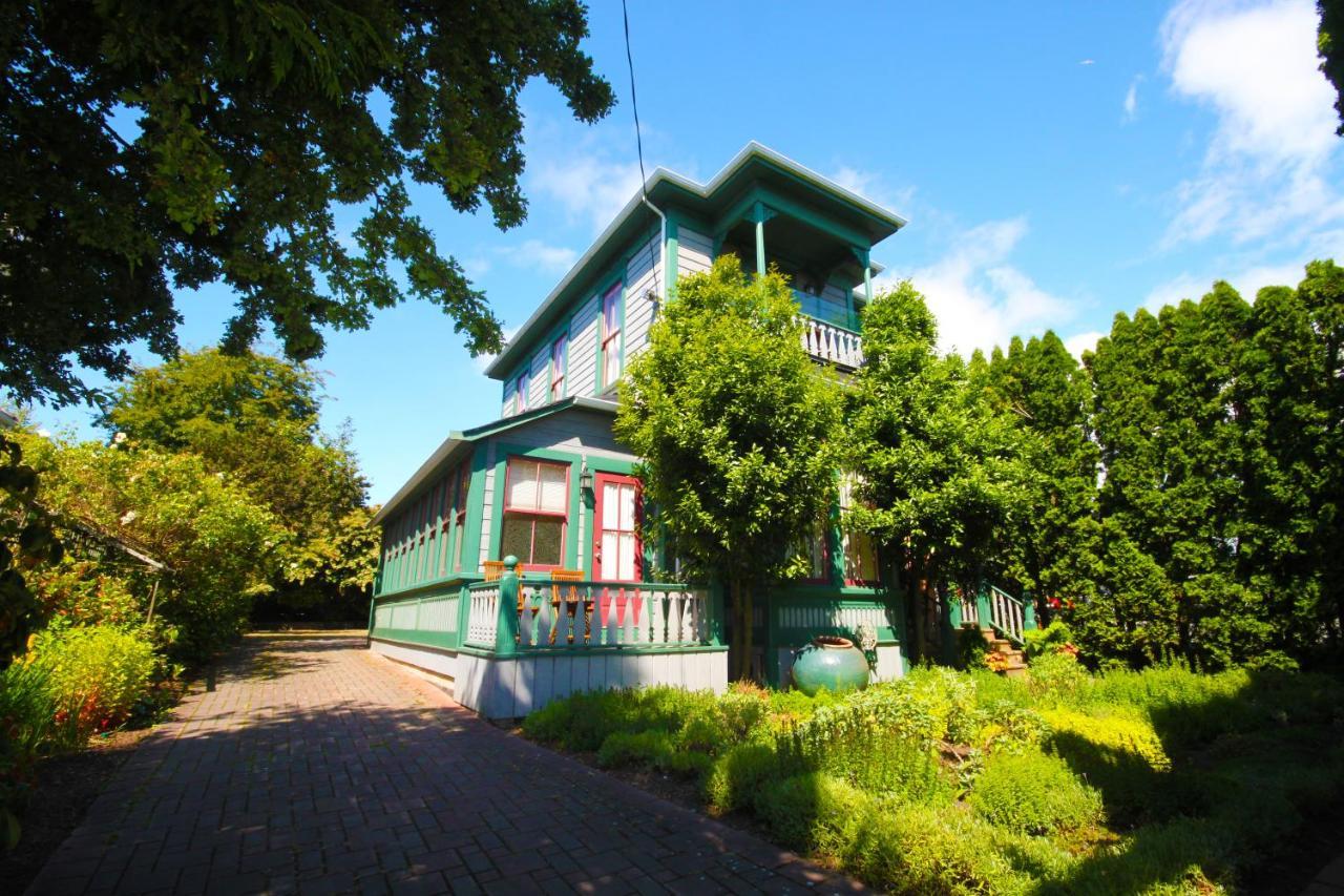 ויקטוריה Spinnakers Gastro Brewpub & Guesthouses מראה חיצוני תמונה